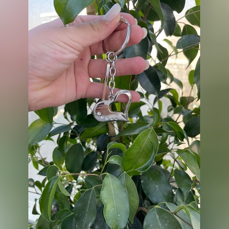 מחזיק מפתחות לב משובץ