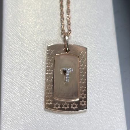 תליון מלבני עם אות משובצת