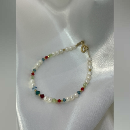 A delicate pearl bracelet combined with Swarovski stones and goldfield balls