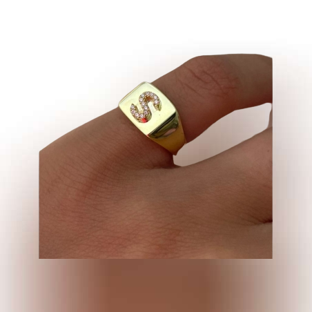 טבעת חותם מרובעת עם אות משובצת