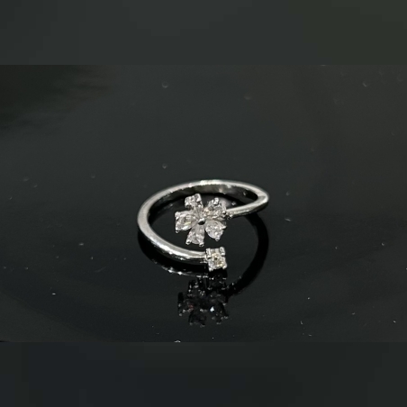 טבעת כסף 925 פתוחה פרח משובץ זרקונים וזרקון נוסף