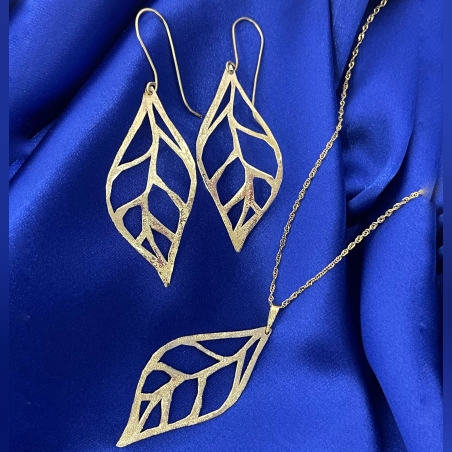 תליון זהב צהוב 14k עלה מנצנץ של המעצבת טוני רויטמן