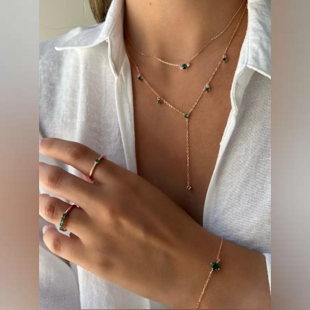 טבעת אלינור כסף 925 אבן חן עגולה ירוקה בשיבוץ שורת זרקונים