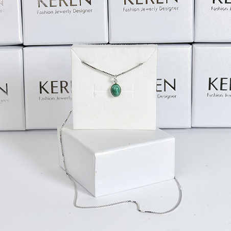 שרשרת עם תליון קריסטל מלכית