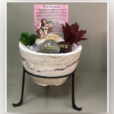 מזרקת רוז קוורץ בכלי חרס קטן עם מעמד