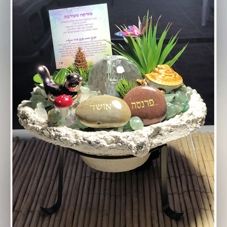 מזרקת קונוס קריסטל מעורבת אוונטורין ופלואורייט עם מעמד