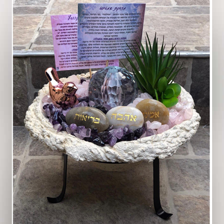 מזרקת קונוס מעורבת אמטיסט ורוז קוורץ עם מעמד