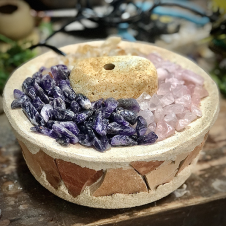 מזרקה מעורבת רוז קוורץ ואמטיסט בכלי דמוי שברים בינוני