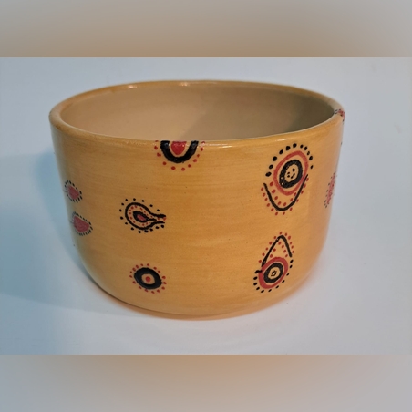 כלי קיבול מחימר לבן מעוטר בסגנון אומנות פרה­קולומביאנית