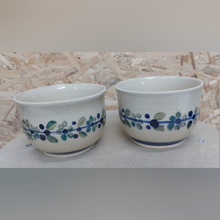 זוג קערות לבנות מצוירות בעבודת אובניים