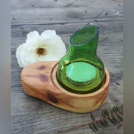 פמוט בעבודת יד מעץ אורן וזכוכית ירוקה ממוחזרת