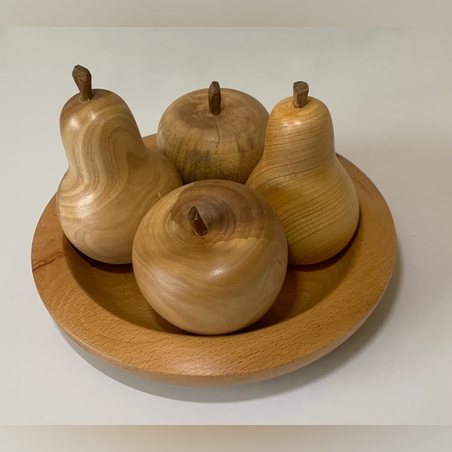 קערה ופירות חרוטים מעצי ארצנו בעבודת יד