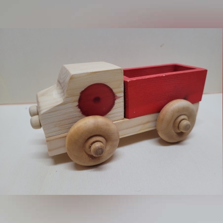 משאית אדומה מעץ