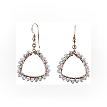 עגילי גולדפילד עם פנינים קטנות לבנות בעבודת יד