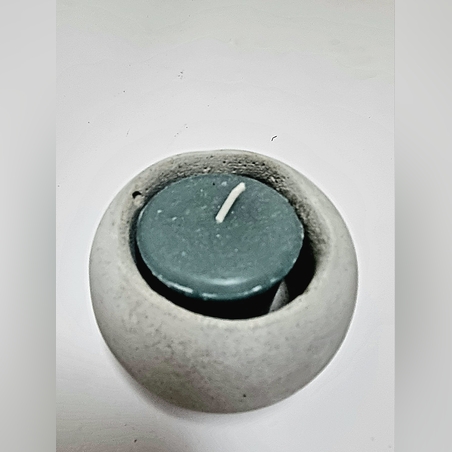 כלי לנר מעוגל מבטון מגיע עם הנר