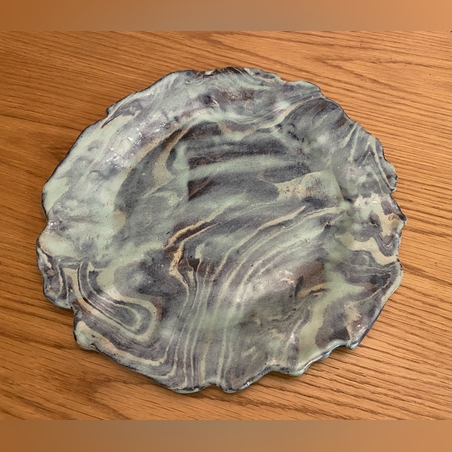 צלחת שוליים בסגנון עלי כותרת מקרמיקה בעבודת יד