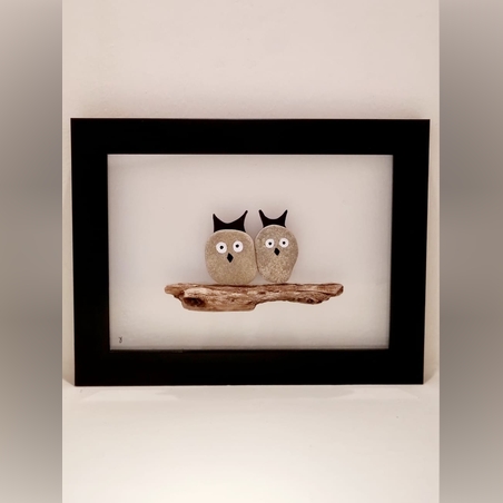 תמונה מאבנים מהטבע- זוג ינשופים מתוקים על גזע עץ