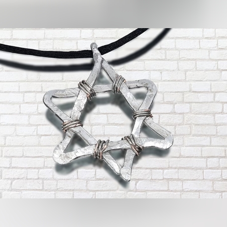 תליון מגן דוד מוכסף מושחל על שרוך שחור לגבר ולאישה