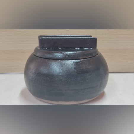 כלי יפני בעבודת יד עם מכסה מסורתי - BLACK