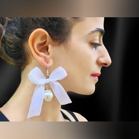 עגילי פנינת שנהב מלאכותית עם פפיון לבן לחתונות בעבודת יד