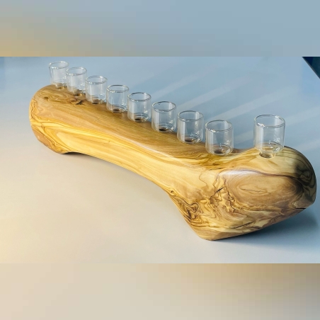 חנוכיה מעץ זית עם קנים מזכוכית בעבודת יד