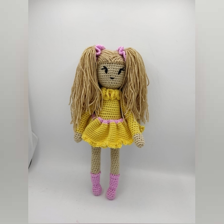 בובה סרוגה עם שמלה תכלת ושיער בלונדיני שופע