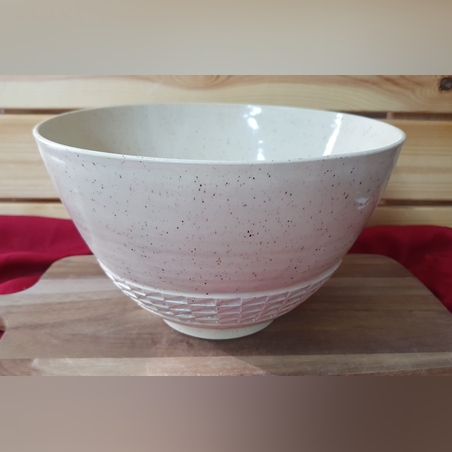 קערת קרמיקה לבנה גדולה בעבודת יד עם גילוף יחודי