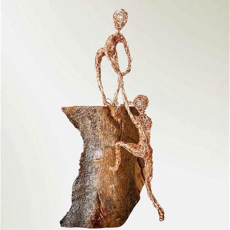 כמעט למעלה - פסל מחוטי מתכת בעבודת יד