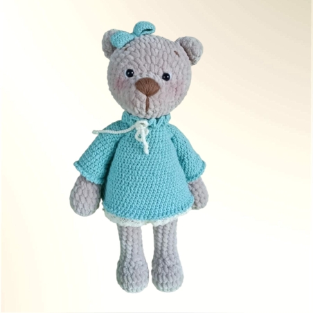 בובת סרוגה דובה לבושה בתכלת