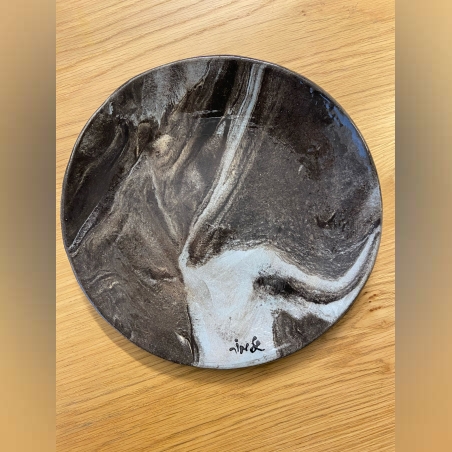 צלחת הגשה עגולה מקרמיקה בטכניקת מרבלינג בעבודת יד