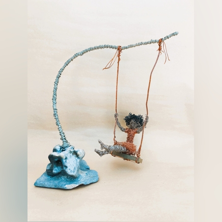 ילדה על נדנדה- פסל מחוטי מתכת בעבודת יד