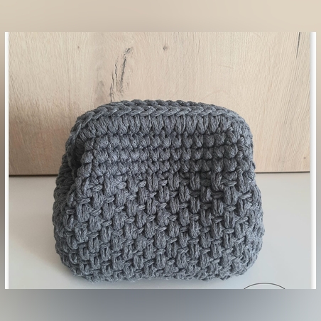 תיק קלאץ בגוון אפור סרוג בעבודת יד