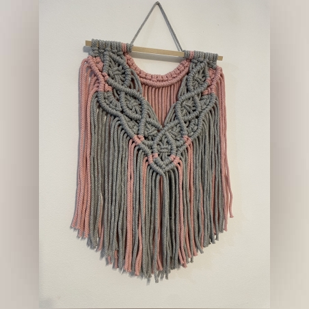 יצירת מקרמה לקיר בעבודת יד בצבע ורוד וירוק