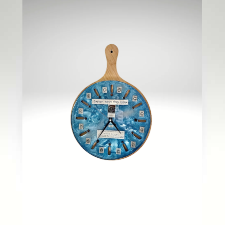 שעון קיר כחול מאפוקסי על קרש עץ