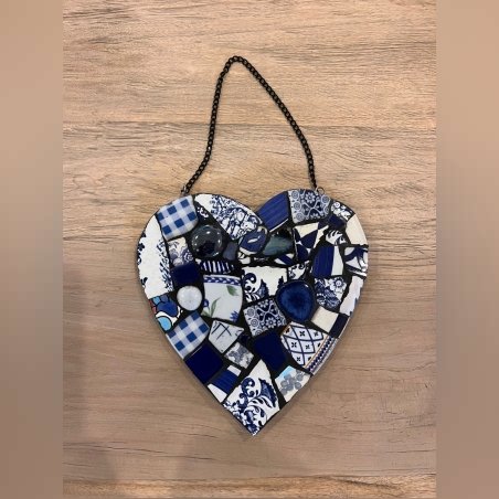 לב פסיפס בגווני כחול ולבן בעבודת יד