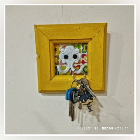 מתלה במסגרת עץ - אמנות אקולוגית