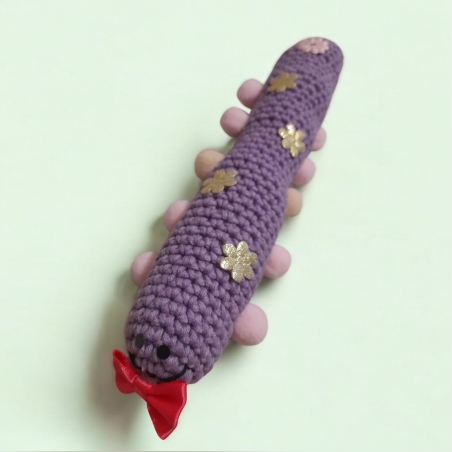 זחל סרוג בעבודת יד בצבע סגול