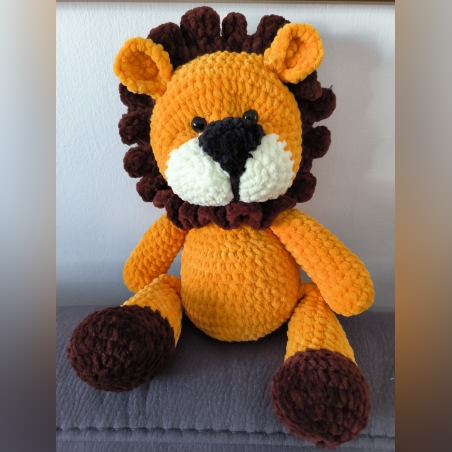 אריה סרוג בעבודת יד