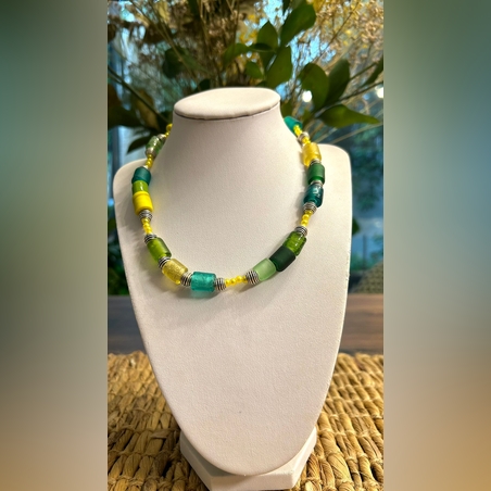 שרשרת חרוזי זכוכית בגווני ירוק¯צהוב עם חרוזי מתכת ופנינים צהובות וסוגר מיוחד