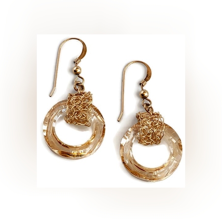 עגילי גולדפילד סרוגים בעבודת יד ותליון קריסטל סברובסקי