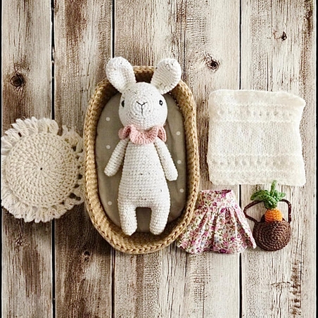 בובת ארנבת סרוגה בעבודת יד עם שלל אביזרים משלימים