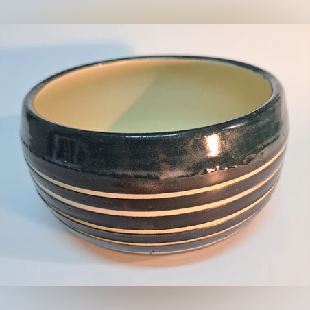 קערה מחימר לבן עם פסים בשחור ובירוק