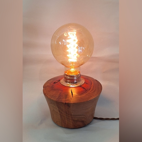 מנורת שולחן מעץ אקליפטוס מלא בעבודת יד