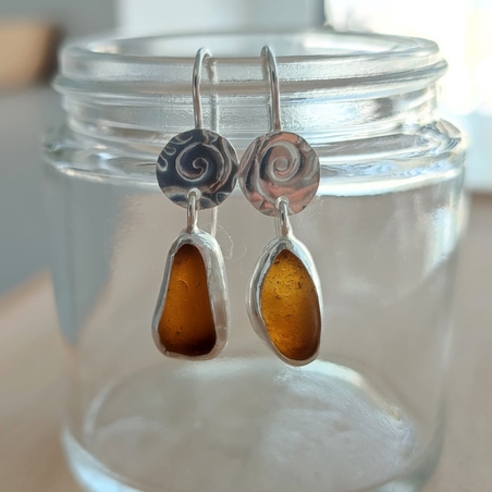 עגילי כסף עם זכוכיות ים חומות וספירלת כסף