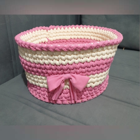 סלסלה סרוגה בעבודת יד מחוטי כותנה צבעים ורוד ולבן