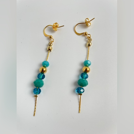 עגילים תלויים בשילוב אבני קריסטל ואבני חן