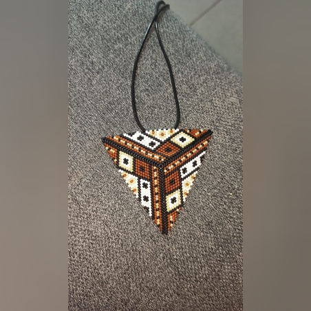 תליון משולש בדוגמה גיאומטרית בצבעי אדמה