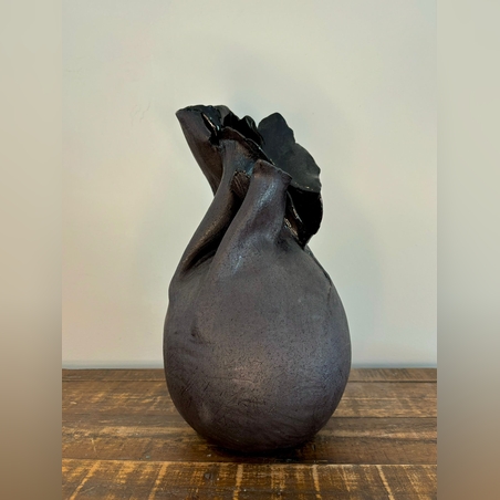 אגרטל מסולסל מחימר בעבודת יד