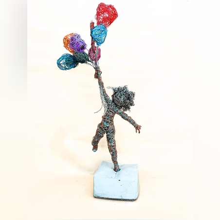 ילדה עם בלונים - פסל מחוטי מתכת בעבודת יד