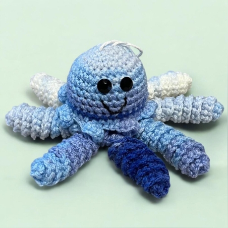 תמנון סרוג בעבודת יד בצבעי כחול מתחלף